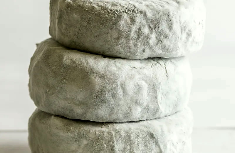 Trois fromages de chèvre à croûte grise empilés