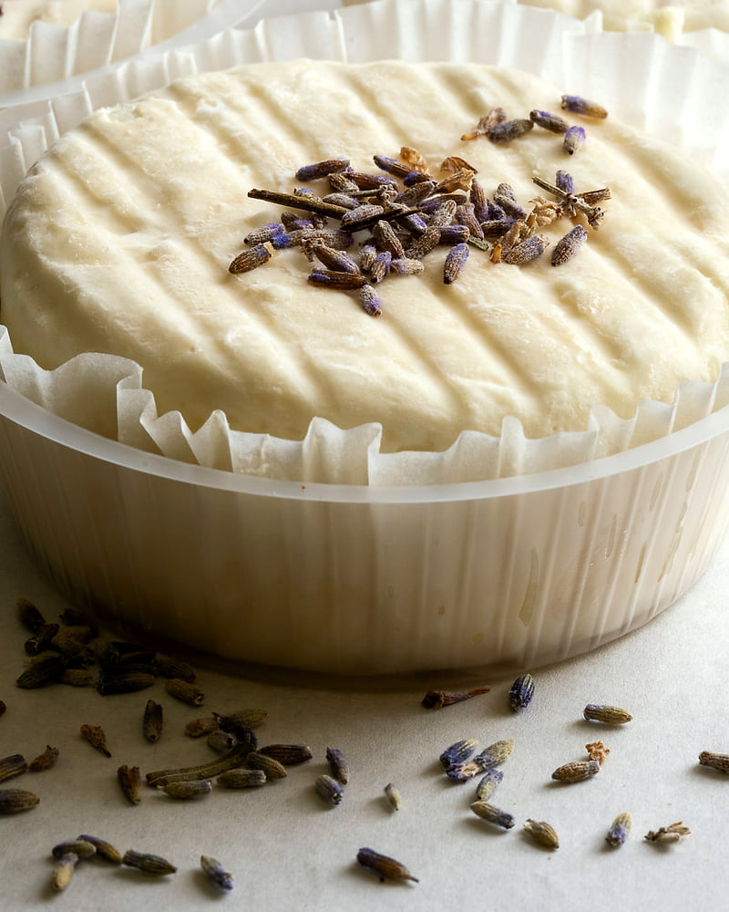Un fromage frais en pot, parsemé de fleurs de lavande