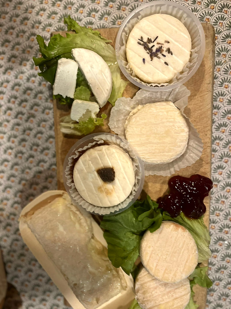 Un plateau de fromages de chèvre variés, avec salade et confiture